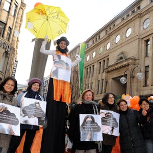 Eine Gruppe Frauen bei einer Kundgebung zum Weltfrauentag in Köln.