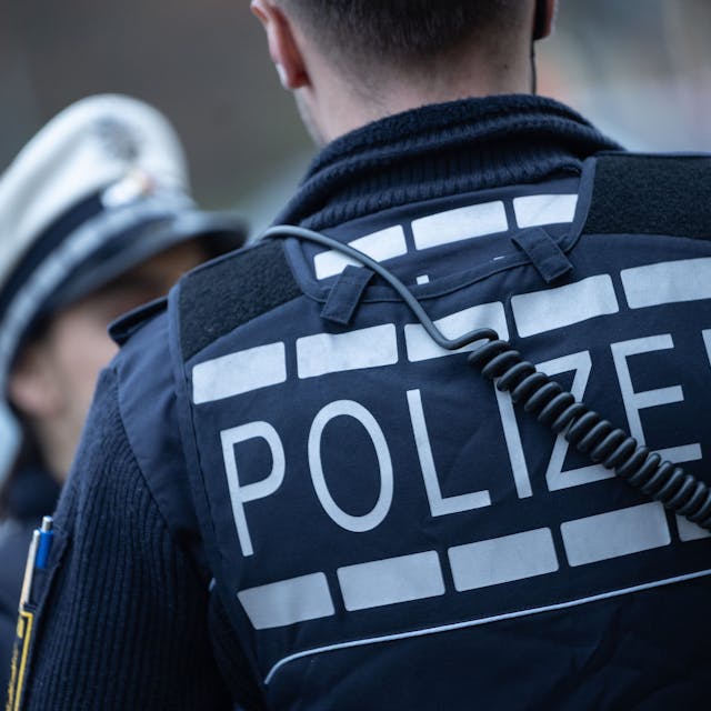 Mittwochvormittag wurde die Polizei zu einem Unfall in Köln-Sürth gerufen (Symbolbild).
