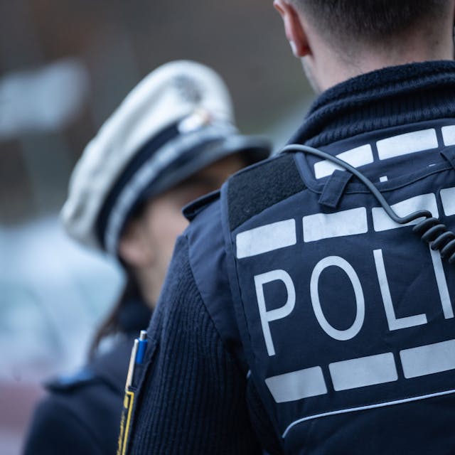 Mittwochvormittag wurde die Polizei zu einem Unfall in Köln-Sürth gerufen (Symbolbild).