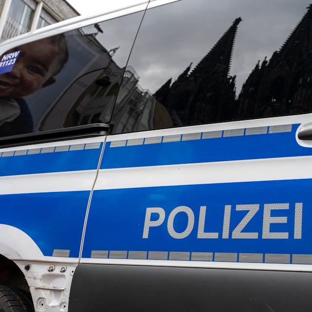 01.03.2024, Köln: Die Polizei ist in der Innenstadt am Dom im Einsatz. Foto: Uwe Weiser
