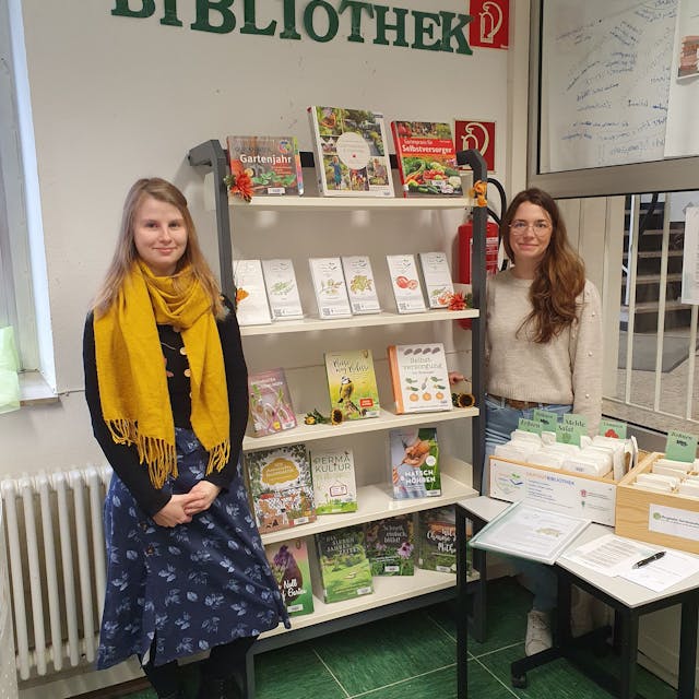 Katharina School (recht) und Jenny Berger sind in der Gummersbacher Kreis- und Stadtbücherei gerne behilflich bei der Auswahl des Saatguts und der passenden Literatur.