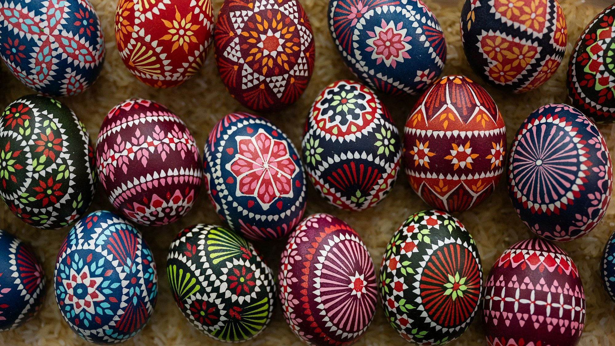 Bunte Ostereier mit sorbischen Mustern und Ornamenten