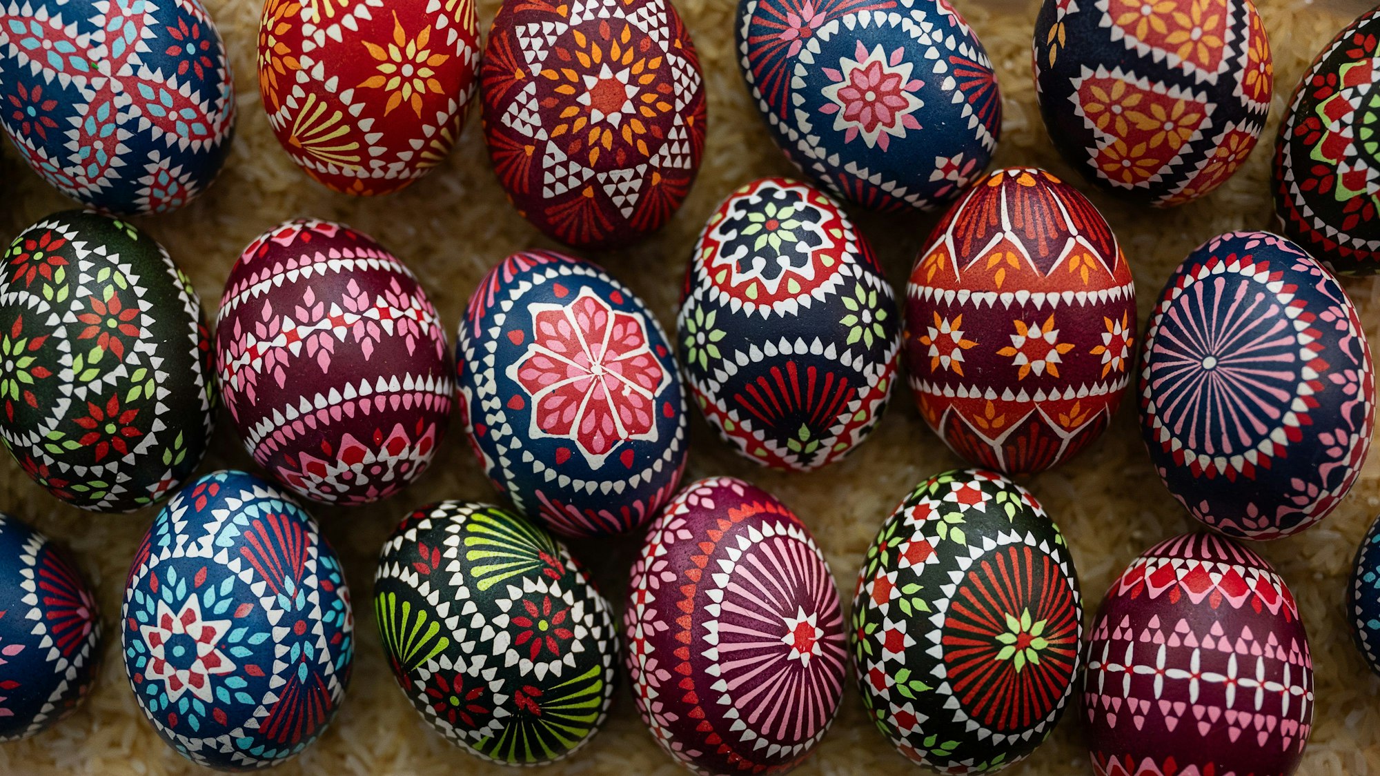 Bunte Ostereier mit sorbischen Mustern und Ornamenten.