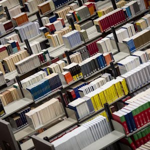 Nordrhein-Westfalen, Düsseldorf: Bücher in der Bibliothek in der Heinrich-Heine-Universität während der Langen Nacht der aufgeschobenen Hausarbeiten. (Archivbild)