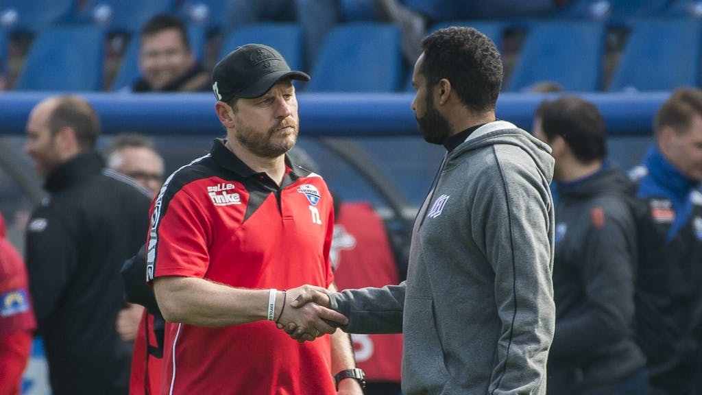 Paderborns Trainer Steffen Baumgart gibt Osnabrücks Trainer Daniel Thioune nach dem Spiel die Hand.