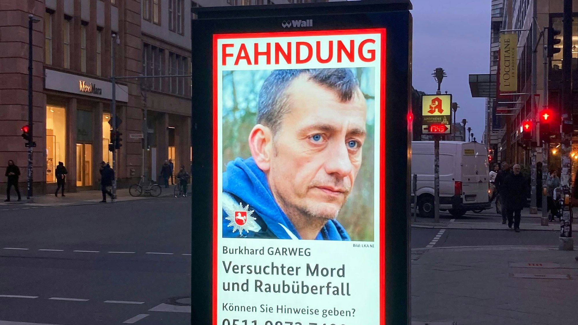 Berlin: Ein Fahndungsplakat des Landeskriminalamts Niedersachsen zeigt den mutmaßlichen früheren RAF-Terroristen Burkhard Garweg auf einer digitalen Anzeigetafel in der Innenstadt. Garweg lebte offenbar in einem Bauwagen in Friedrichshain.