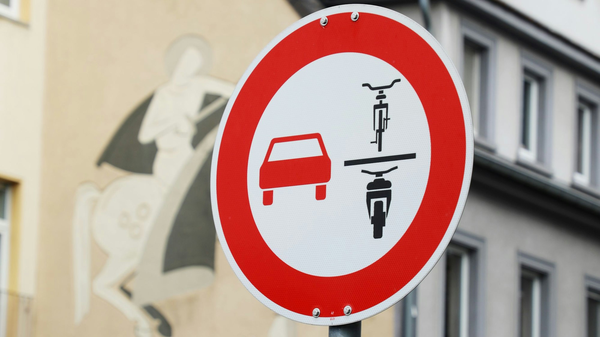 Auf einem Verbotsschild sind ein Auto und Zweiradsymbole zu sehen.