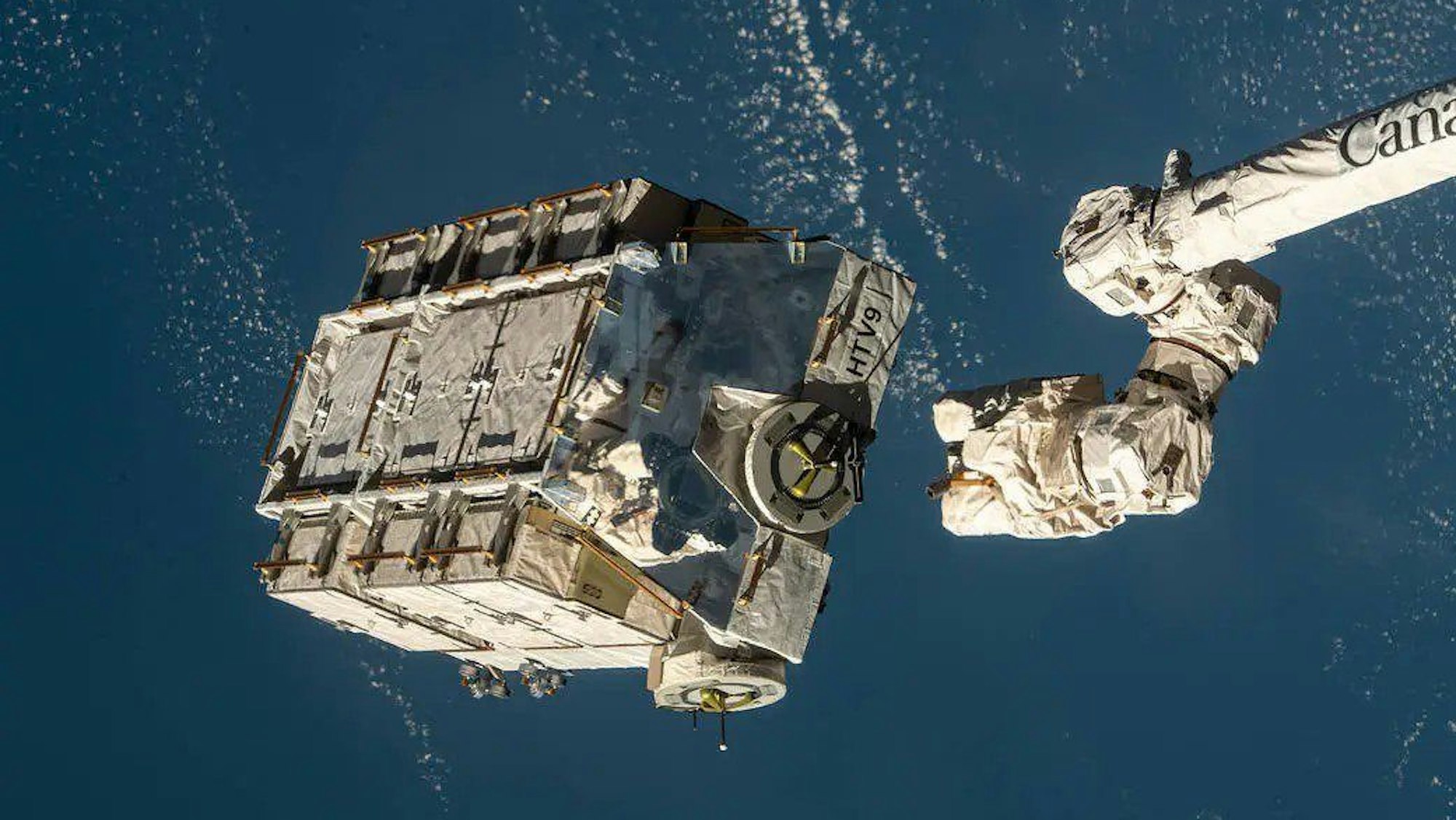 Das Foto zeigt eine Wasserstoff-Batterie an einem Roboterarm der Weltraumstation ISS. (Archivbild)
