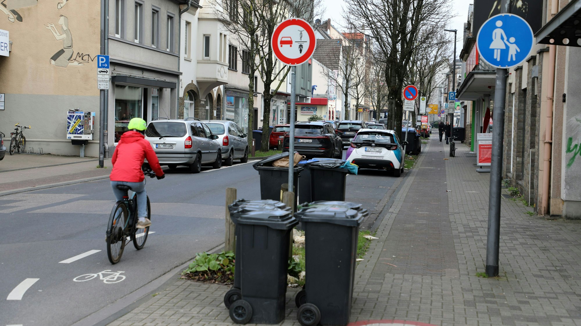 Ein Radfahrerin fährt auf der Unteren Hauptstraße in Bergisch Gladbach.