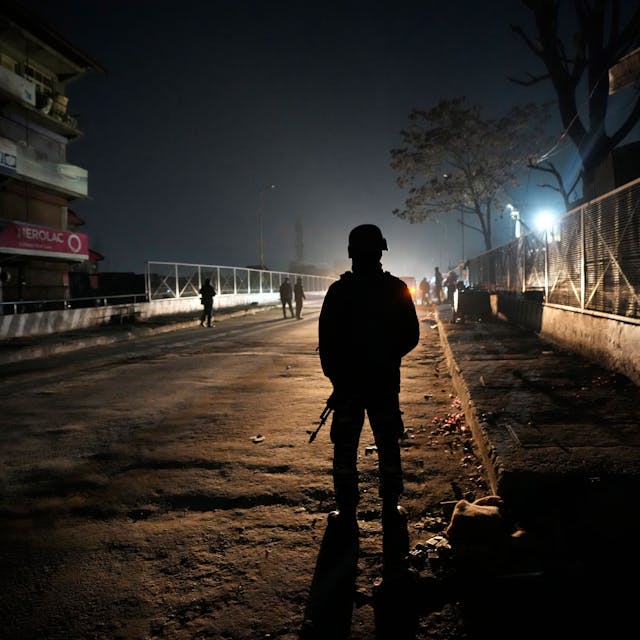 Ein indischer Soldat steht an einer Straße (Symbolbild)