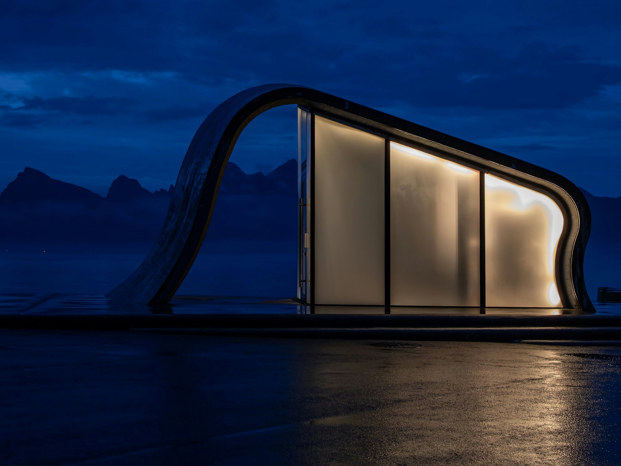 In Norwegen werden die öffentlichen Toiletten architektonisch aufwendig gestaltet. Das Bild zeigt eines in der Form eines Elefanten. Es wurde in der Blauen Stunde auf den Lofoten fotografiert.