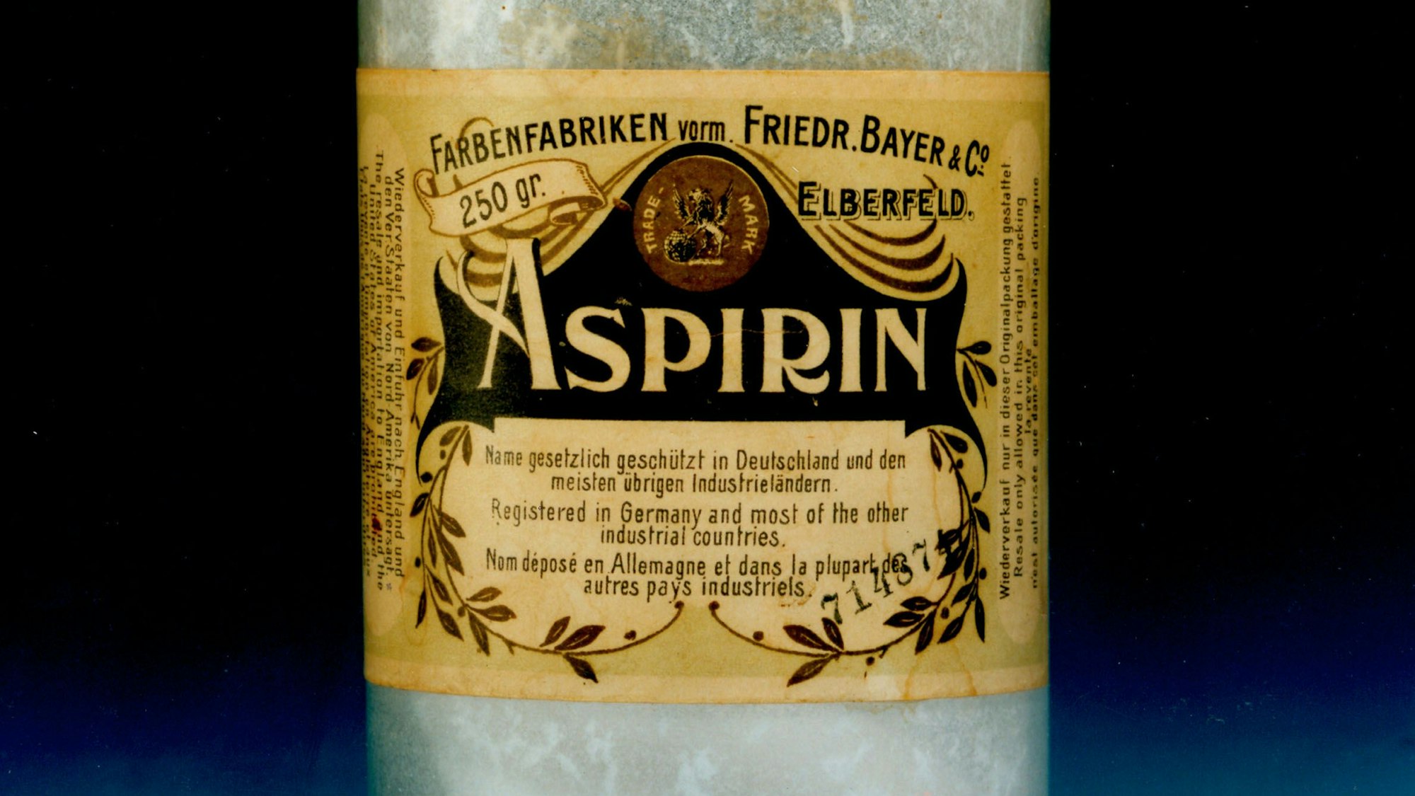 Ein Fläschchen mit Aspirin-Pulver