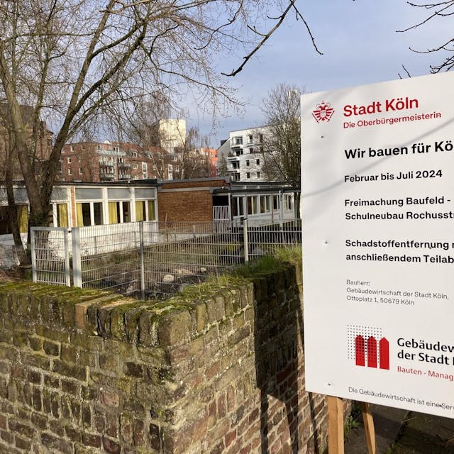 Blick auf ein Schild der Stadt Köln, das Abbrucharbeiten ankündigt.