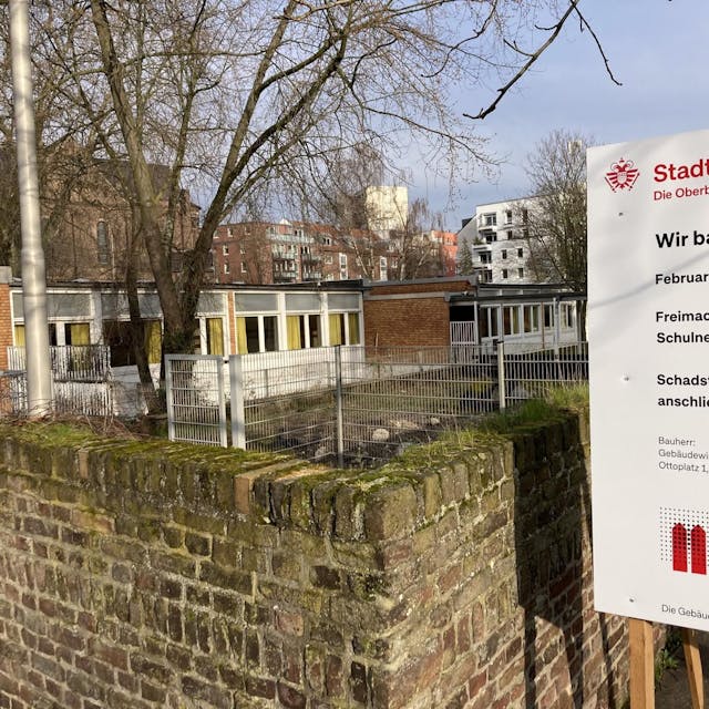 Blick auf ein Schild der Stadt Köln, das Abbrucharbeiten ankündigt.