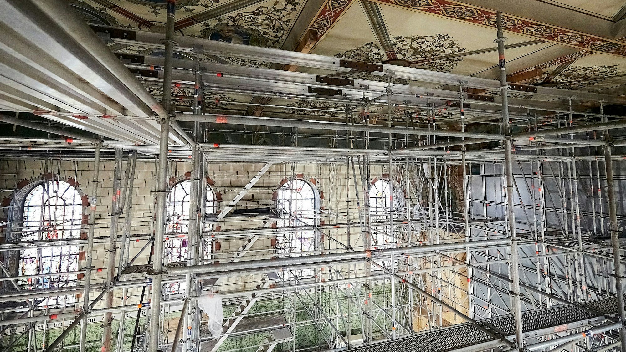 Eine aufwendige Gerüstkonstruktion ist im Innenraum der Pfarrkirche in Holzheim aufgebaut worden, um die Decke abzustützen.