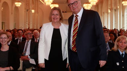 Bundesministerin des Innern und für Heimat Nancy Faeser bei der Verabschiedung von dem Präsidenten des Bundesverwaltungsamtes Christoph Verenkotte.