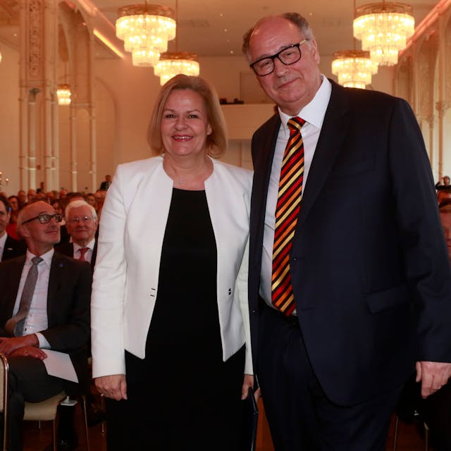 Bundesministerin des Innern und für Heimat Nancy Faeser bei der Verabschiedung von dem Präsidenten des Bundesverwaltungsamtes Christoph Verenkotte.