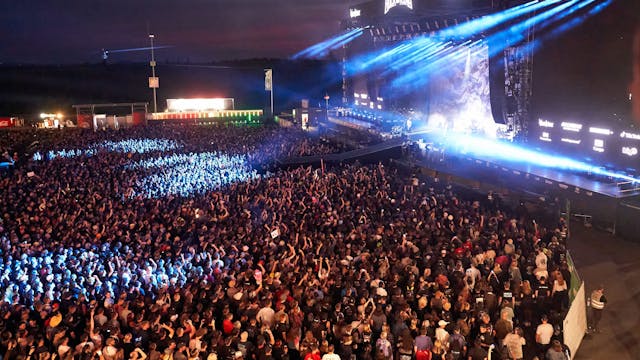 Fans stehen beim Auftritt der britischen Rockband ‚Muse‘ vor der Hauptbühne des Festivals ‚Rock am Ring‘. (Archivbild)