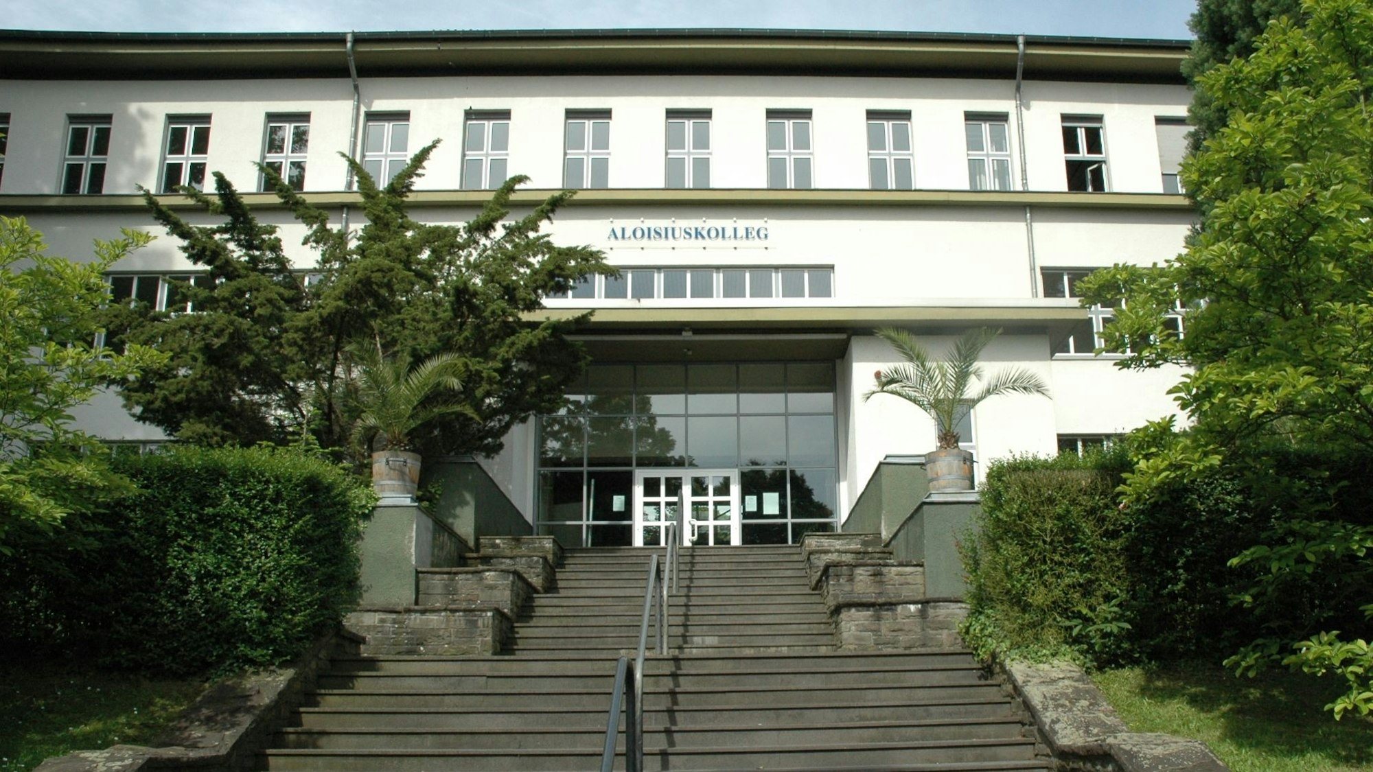 Der Haupteingang des Gebäudes, über dem Aloisiuskolleg steht.