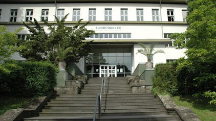 Der Haupteingang des Gebäudes, über dem Aloisiuskolleg steht.