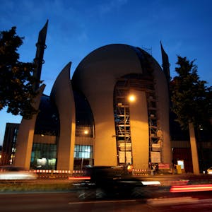 Moschee in Köln in der Abenddämmerung
