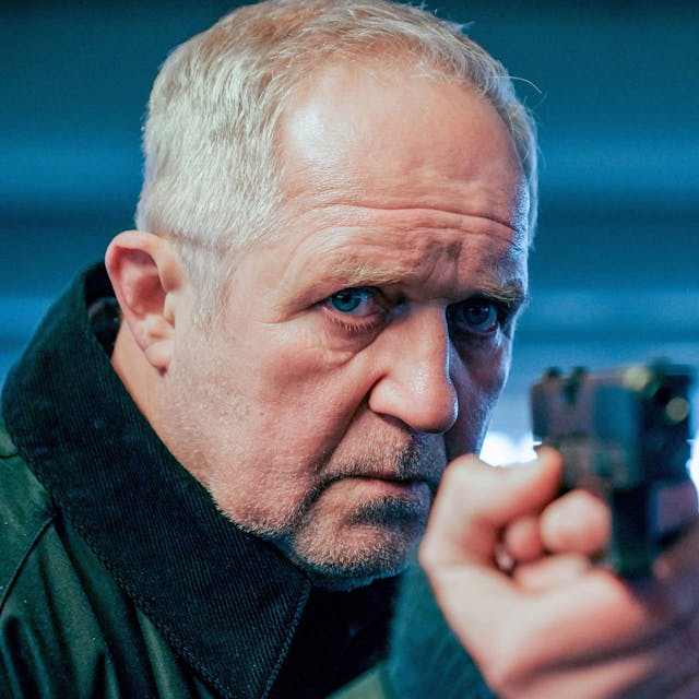 Moritz Eisner (Harald Krassnitzer) hält eine Waffe und zielt. Er sieht sehr konzentriert aus.&nbsp;