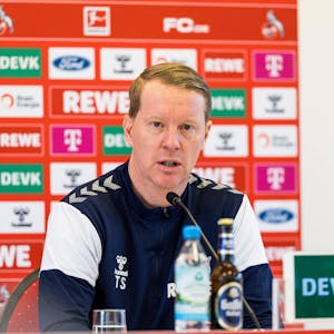 FC-Cheftrainer Timo Schulz auf einer Pressekonferenz des 1. FC Köln (Symbolbild)