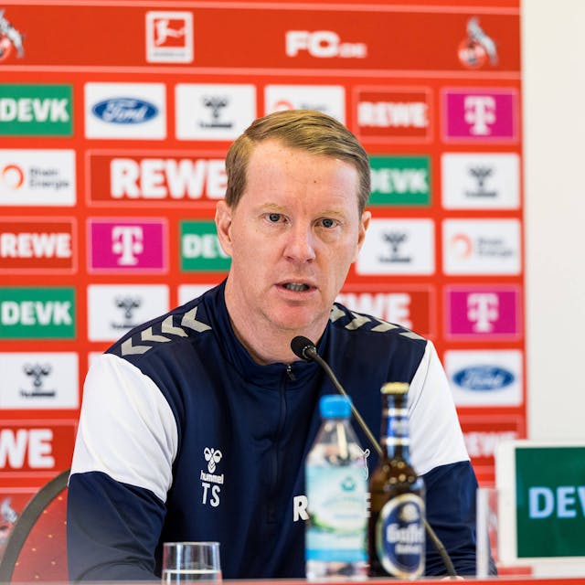 FC-Cheftrainer Timo Schulz auf einer Pressekonferenz des 1. FC Köln (Symbolbild)