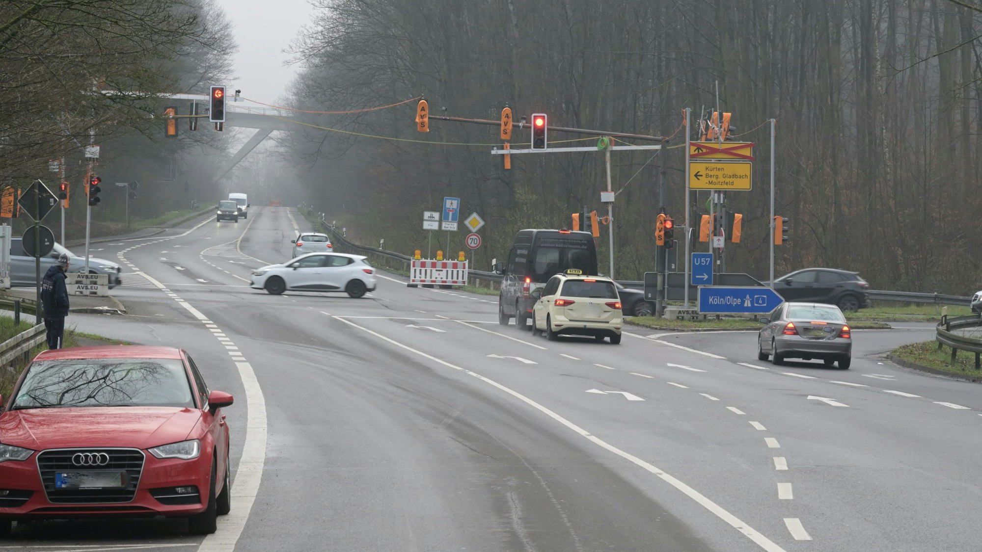 Autos stehen an der Baustellenampel an der Auffahrt zur A4 in Bensberg (früher: Moitzfeld).