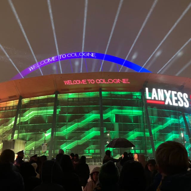 Zu sehen ist die beleuchtete Lanxess-Arena von außen.