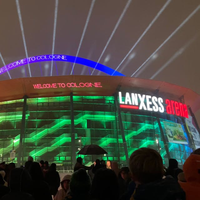 Zu sehen ist die beleuchtete Lanxess-Arena von außen.