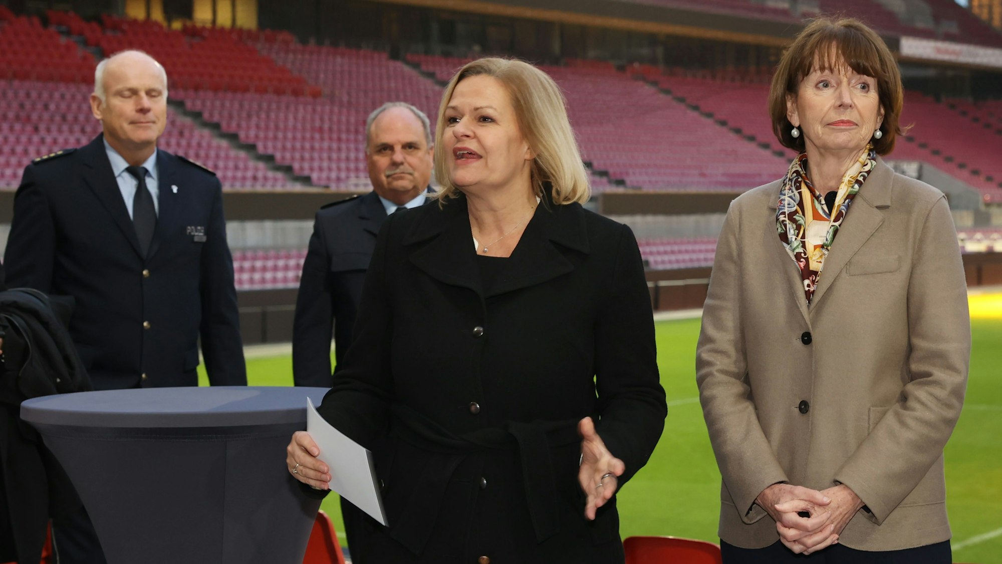 Bundesministerin Nancy Faeser steht neben Oberbürgermeisterin Henriette Reker.