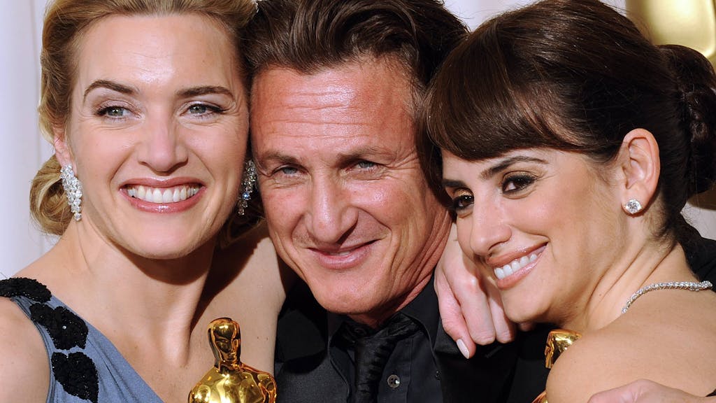 Kate Winslet, Sean Penn und Penélope Cruz stehen als Sieger und Siegerinnen auf dem roten Teppich der Oscars am 22. Februar 2009