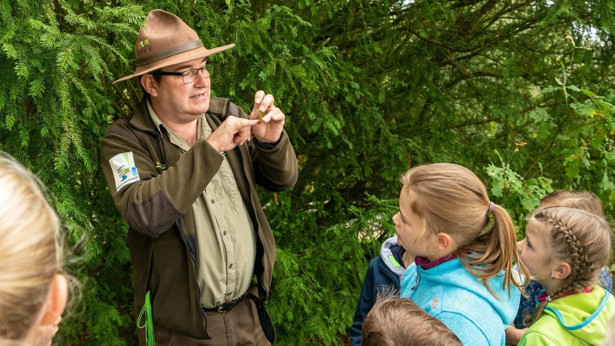 Ein Ranger des Nationalparks Eifel mit Kindern auf einer Tour im Nationalpark.