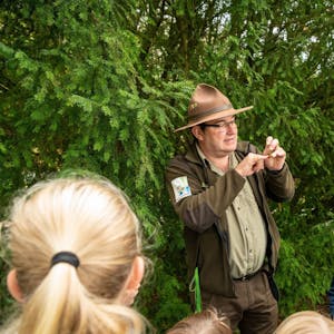 Ein Ranger des Nationalparks Eifel mit Kindern auf einer Tour im Nationalpark.&nbsp;