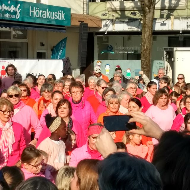 Die Tanzdemo zum Internationalen Frauentag fand erstmals auf dem Marktplatz im Brückerfeld statt.