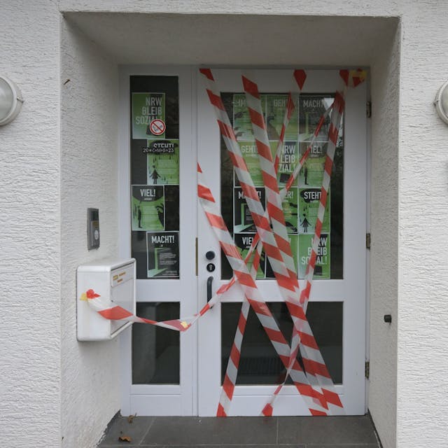 Die Eingangstür zu einer Kindertagesstätte ist mit rot-weißem Flatterband verklebt.&nbsp;