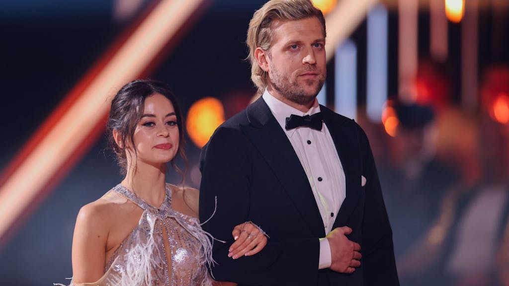Tillman Schulz, Unternehmer, und Malika Dzumaev, Profitänzerin, stehen in der Kennenlernshow der RTL-Tanzshow „Let's Dance“ zum Auftakt der neuen Staffel auf dem Parkett im Coloneum.