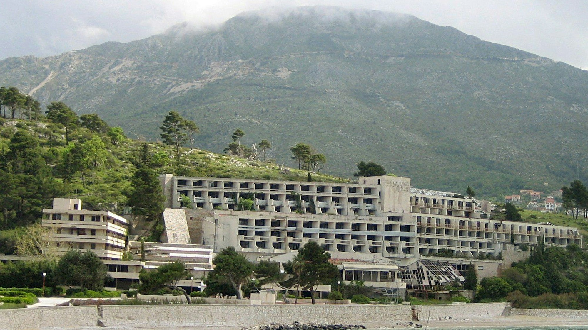 Die Hotel-Anlage liegt in der Bucht von Kupari.