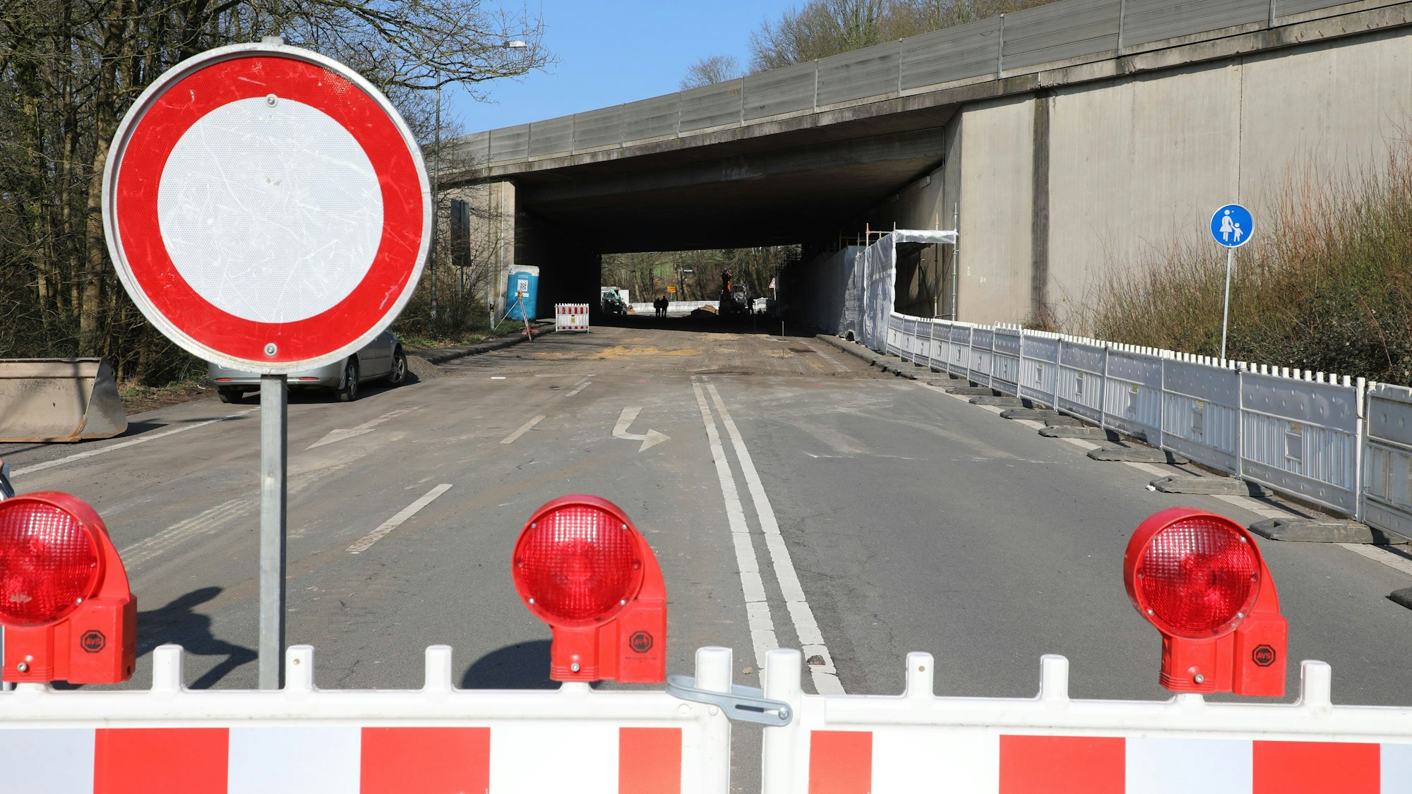 Ein Durchfahrt-verboten-Schild steht vor der Autobahnunterführung der A4 in Overath-Untereschbach.