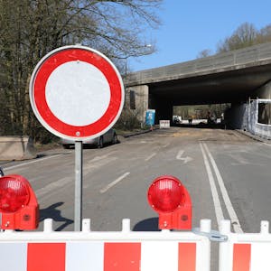 Ein Durchfahrt-verboten-Schild steht vor der Autobahnunterführung der A4 in Overath-Untereschbach.