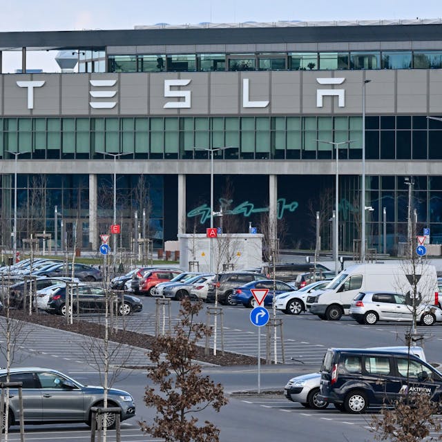 Auf die Stromversorgung der Tesla-Fabrik im brandenburgischen Grünheide wurde ein Brandanschlag verübt. Die Gigafactory von Milliardär Elon Musk muss noch bis Mitte März die Produktion herunterfahren.