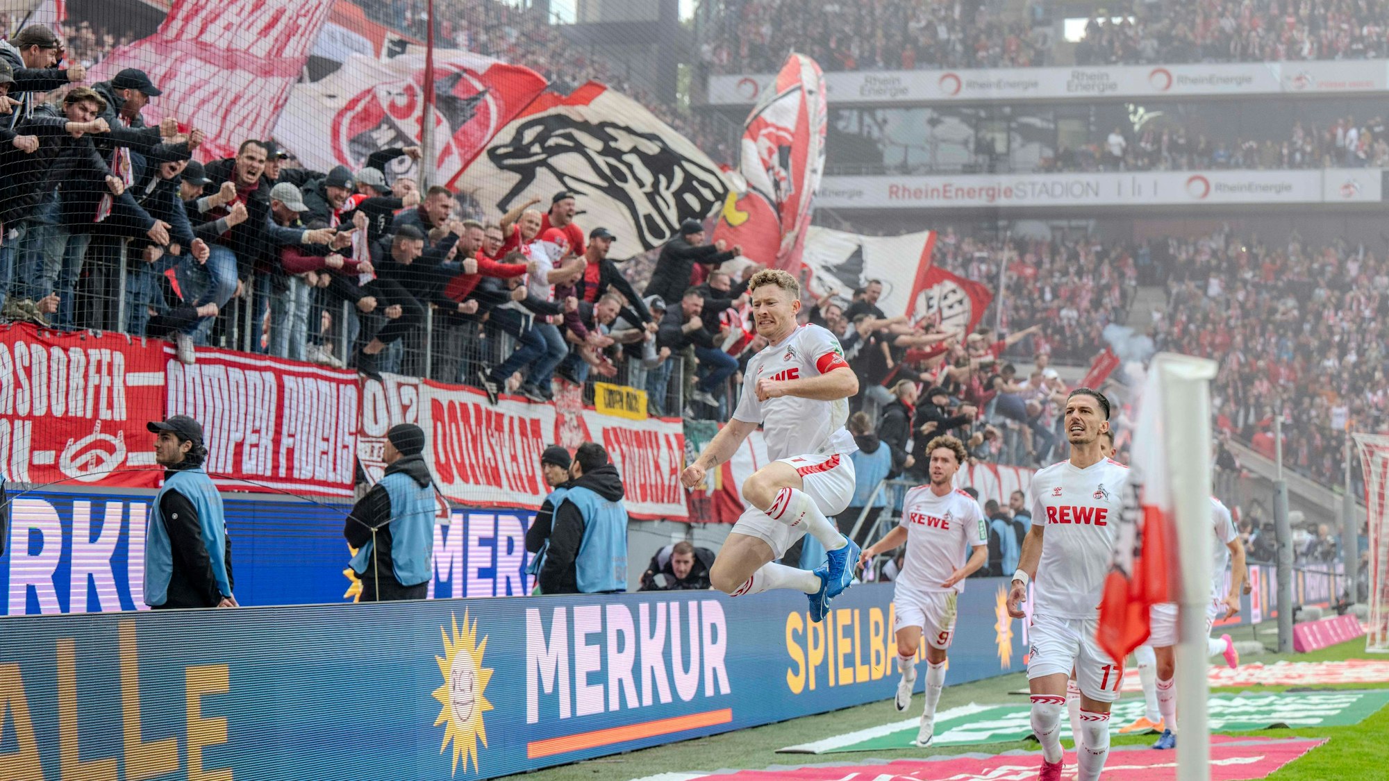 Die richtige Stimmung: Die Anhänger des 1. FC Köln feiern beim 3:1-Sieg im Hinspiel gegen Gladbach von der Südtribüne aus den zweifachen Torschützen Florian Kainz.