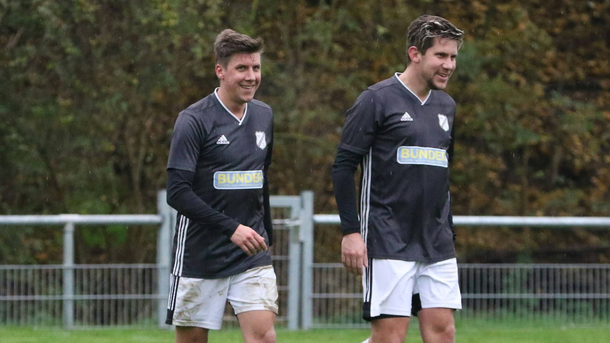 Marcel und Sebastian Kaiser lachen im Dress des SV Frauenberg miteinander.