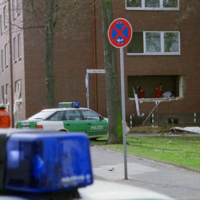 Das Bild zeigt den Tatort einige Zeit nach dem Amoklauf von Euskirchen. Zu sehen sind auch zwei Streifenwagen.