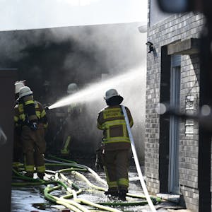 Auf dem Bild sind Löscharbeiten der Feuerwehr zu sehen.