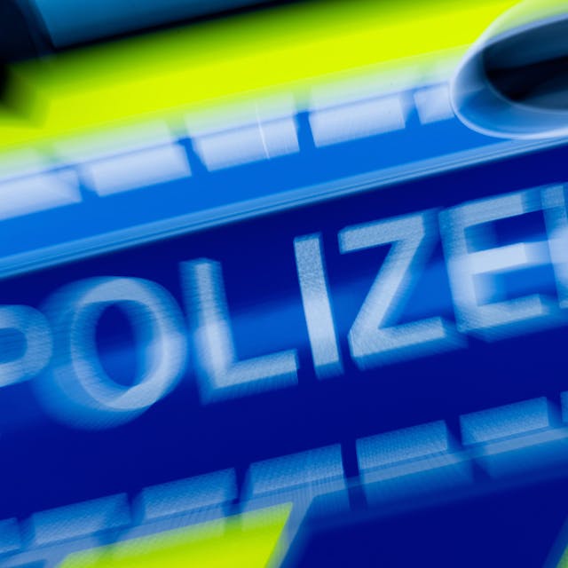 Die Polizei bittet um Hinweise zu dem Unfall in Köln-Weidenpesch. (Symbolbild)