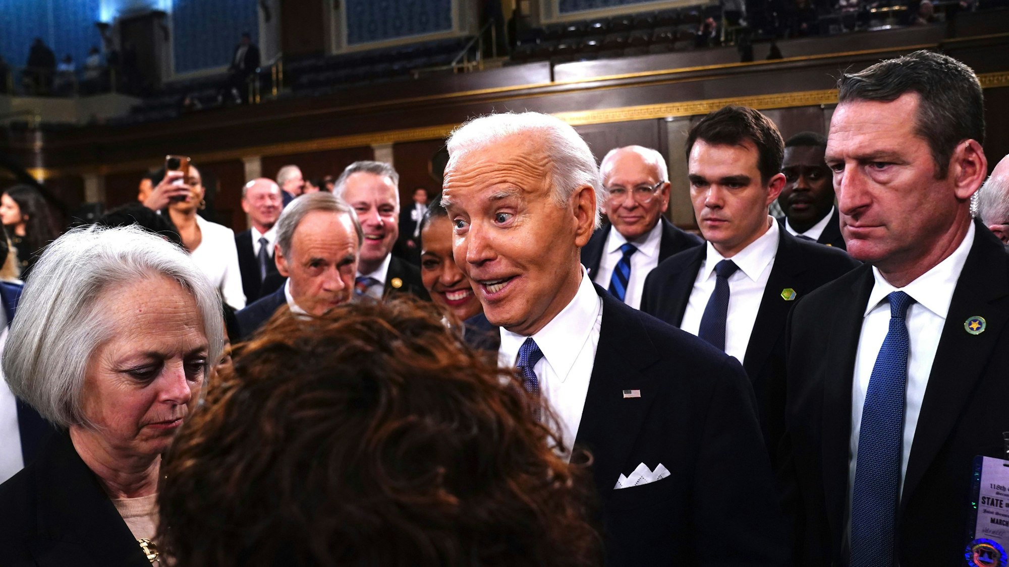 Joe Biden (M), Präsident der USA, verlässt das Kapitol nach seiner Rede zur Lage der Nation vor einer gemeinsamen Sitzung des Kongresses.