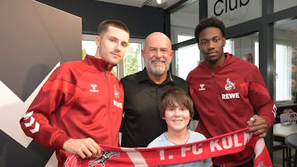 Die FC-Spieler Faride Alidou und Denis Huseinbasic mit Store-Manager Michael Brancato und Fan Vito bei Teamsport Refrath.