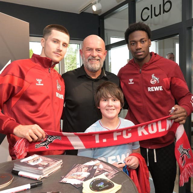 Die FC-Spieler Faride Alidou und Denis Huseinbasic mit Store-Manager Michael Brancato und Fan Vito bei Teamsport Refrath.